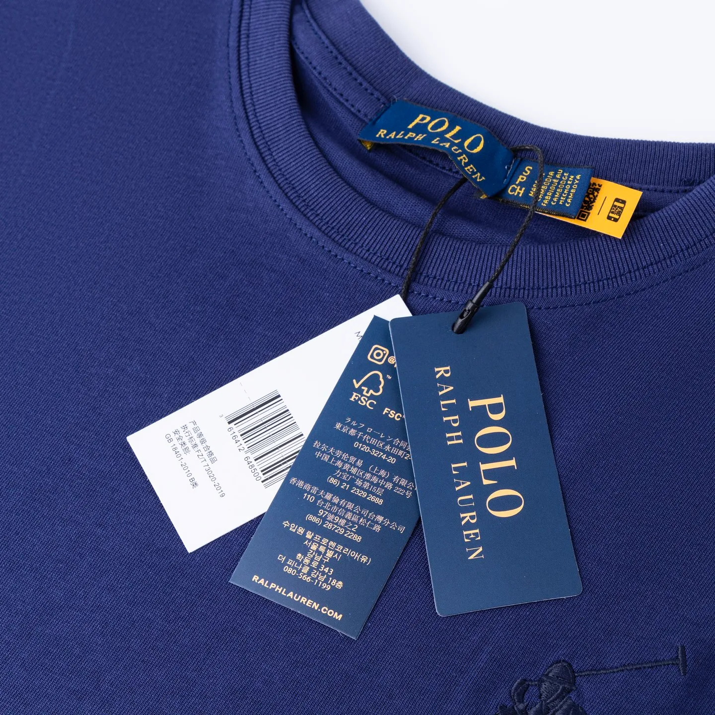 P126 Style number: 509 Ralph Lauren/Ralph Lauren 25ss simultaneously launches one-color horse embroidery round neck short sleeves. The main logo on the neck has a QR code mark, which can be scanned for verification, and the detailed horse logo embroidery is all high-density, all made with imported Tajima machines, which distinguishes low-quality products on the market. 32 counts, 240g hydrophilic toner, 100% cotton fabric, comfortable and soft, highly breathable, focusing on high-end cost-effectiveness, needless to say good quality. Available in a variety of colors, both boys and girls can try this genderless style, giving them a yuppie tone in no time. Immerse yourself in your leisurely style, and have your own style in retro. Natural, vivid, and very French romantic feelings perfectly integrate the youthful atmosphere with the trend. The clever embellishment of the horse logo embroidery carries all the eye-catching points. Color: black, white, navy blue, light gray Size: S-xL S Shoulder width 44 Bust 100 Sleeve length 22 Clothing length 68 M Shoulder width 46 Bust 104 Sleeve length 23 Clothing length 70 L Shoulder width 63 Bust 108 Sleeve length 24 Clothing length 72 xL Shoulder width 50 Bust 112 Sleeve length 25 Clothing length 74